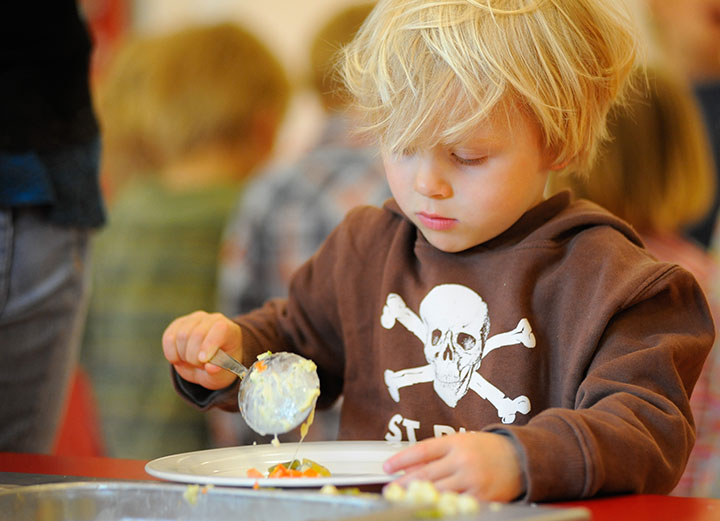 Kinder in Warnwesten stehen auf Rathausmarkt in Hamburg, Deutschland, 18.  September 2012. Der beste Schutz für die erste Jahrgangsstufe ist  abzuwarten. Deshalb muss ADAC verteilten rund 750.000 Sicherheitswesten  rund 16.500 Schulen in